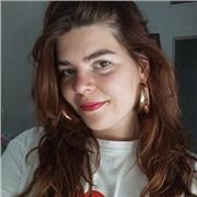 Titulada en grado universitario con un año de experiencia cuidando niños.